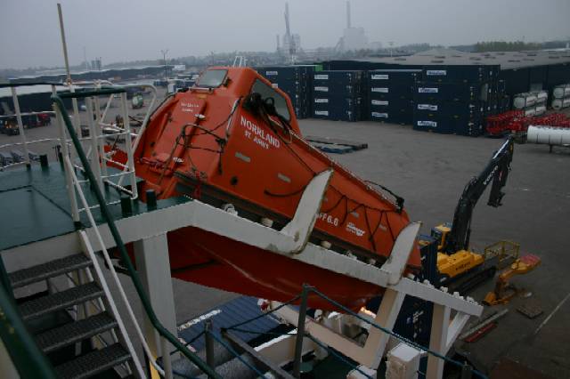 2209/7.11.2006: Rettungsboot auf Abschussrampe
